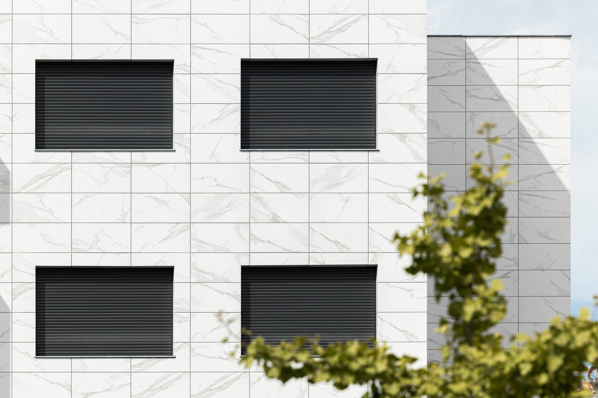 Detalhe janela de prédio com fachada Prestige Calacatta Margres